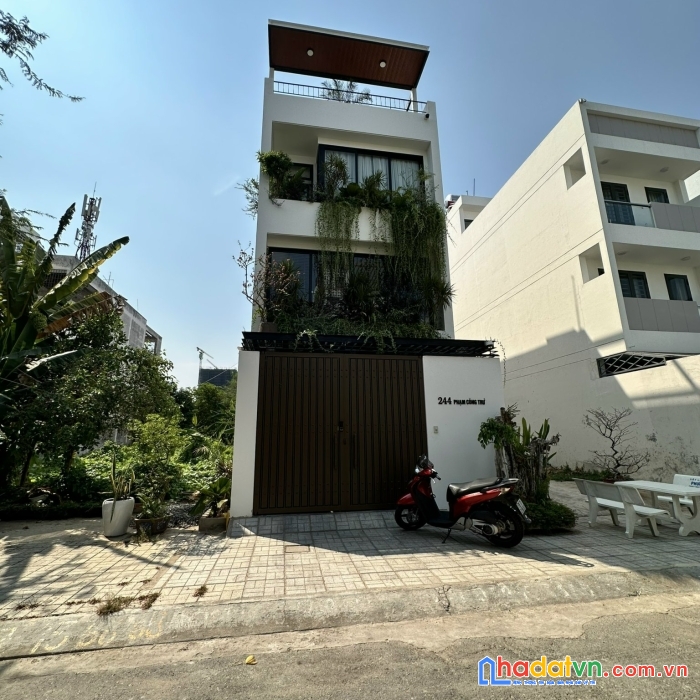 Không gian xanh - thiết kế đẳng cấp châu âu được đưa về căn nhà phố tại trung tâm quận 2.
