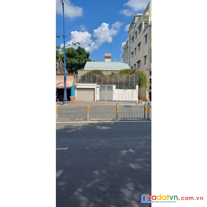 Bán nhà mt 224 bến văn đồn p.2 q.4 - dt=9x35m (315 m2) , giá 140 triệu/m2 
