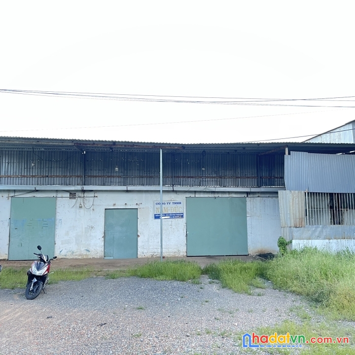 Bán kho xưởng 1300m2 mặt tiền ql1a xã hàm kiệm, mặt tiền 18m, 1175m2 thổ cư, 9.1tr/m2