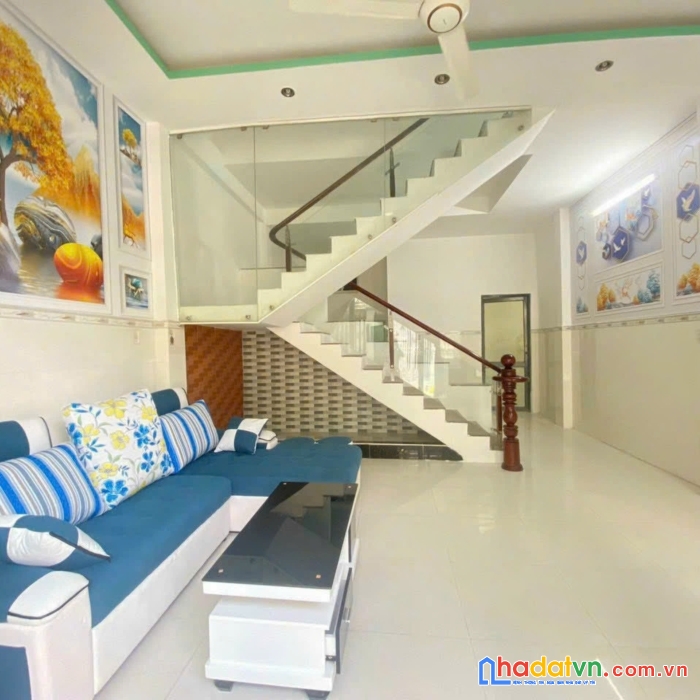 Kẹt tiền bán gấp căn nhà mặt tiền 2 lầu giá 2.7 tỷ
