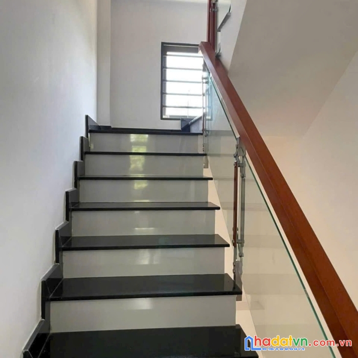 Kẹt tiền bán gấp căn nhà mặt tiền 2 lầu giá 2.7 tỷ
