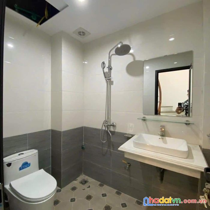 Nhà mới 2.25ỷ giá tốt nhất phụng châu, lô góc, oto lùi cửa, 2 bước chân ra chợ.
