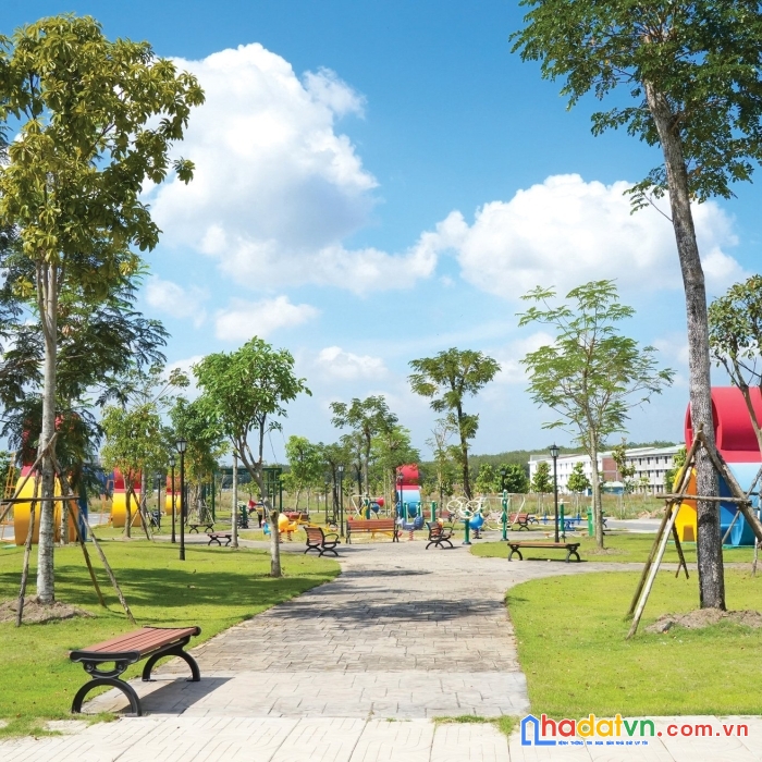 Bán 120m2 giá 1tỷ8 đối diện trường học, sổ hồng riêng, đất nền sân bay long thành. 