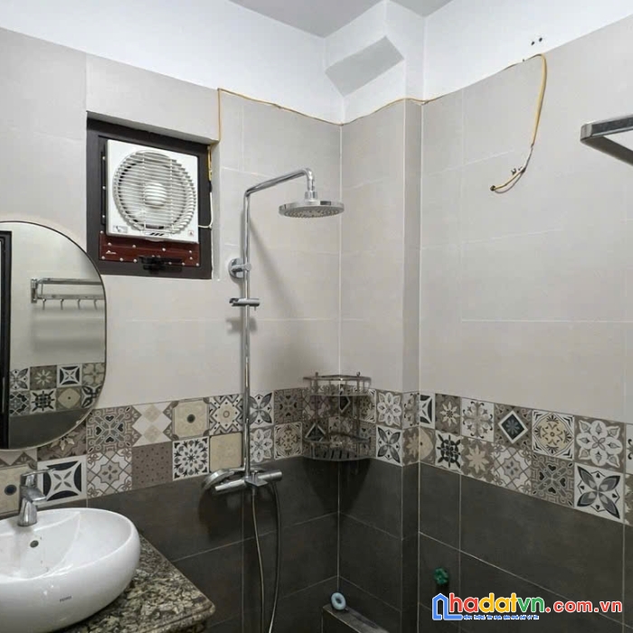 Bán căn nhà 5 tầng ô tô đỗ cửa ở phố yên lạc
