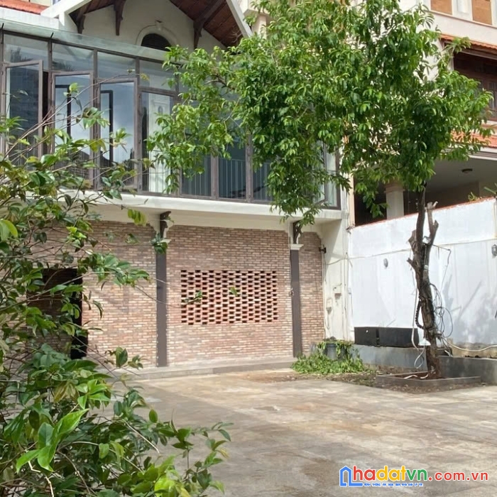 Cho thuê villa sân vườn mặt tiền 11 nguyễn thành ý q1
