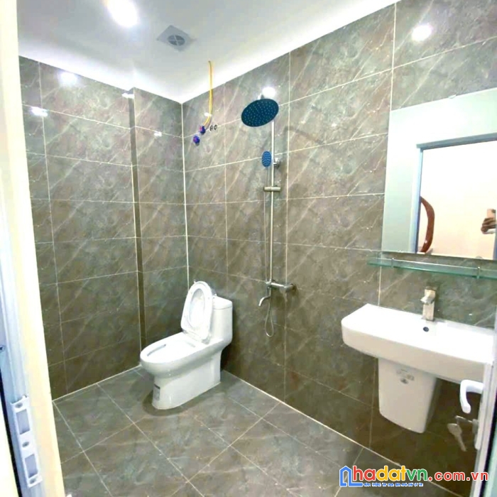 Nhà đẹp logoc 43m2x3t, 2.9 tỷ, oto đậu cửa, gần chợ tình lam- đại thành