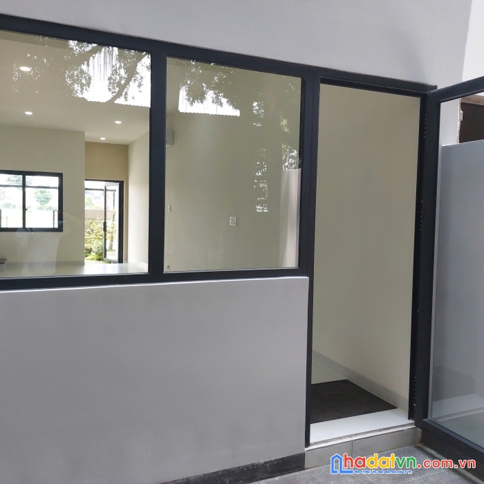 Đang kẹt bán gấp nhà phố 3 tầng ngay ủy ban bình chuẩn chỉ 2.8 tỷ - sân vườn trồng hoa sau nhà 

