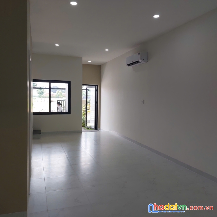 Đang kẹt bán gấp nhà phố 3 tầng ngay ủy ban bình chuẩn chỉ 2.8 tỷ - sân vườn trồng hoa sau nhà 
