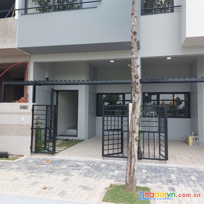 Đang kẹt bán gấp nhà phố 3 tầng ngay ủy ban bình chuẩn chỉ 2.8 tỷ - sân vườn trồng hoa sau nhà 
