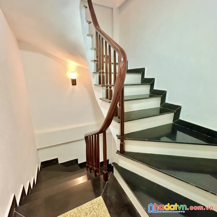 Bán nhà phố 8/3, hai bà trưng 31m, 5 tầng. giá: 6.2 tỷ