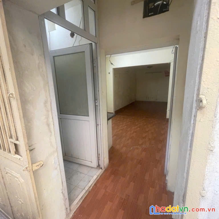 Bán căn hộ tập thể tầng 1 ở phố mai động