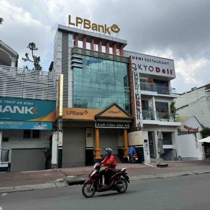 Bán căn nhà có hđ thuê dài hạn đường song hành, cách cầu sg 300m. dt: 7.5  x 20 (hầm + 3tầng). giá: 65tỷ
