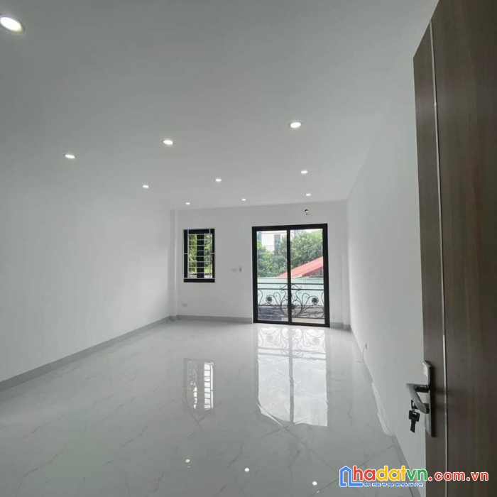 Bán căn 40m2x3t, mặt kinh doanh, gần cầu đông la, 10 phút ra penika