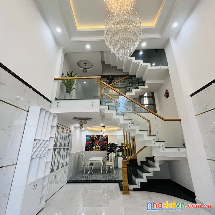 Giảm ngay 1 tỷ căn nhà đẹp 4 tầng, gần cao đẳng điện lực, đường 8m thông, sổ hồng hoàn công
