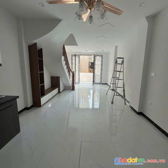 Bán căn 43m2x3t, 10m ra trục chính địa thành, bk 300m trường, chơ, ubnd