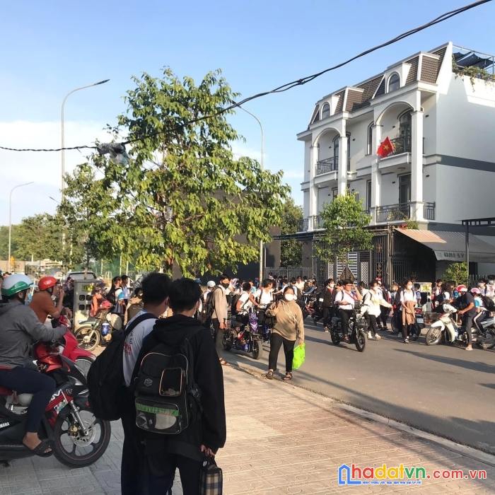 Bán đất đối diện cổng trường cấp 1 cấp 2 phú chánh tp tân uyên bình dương.mặt tiền đường nhựa 16m diện tích 90m2.