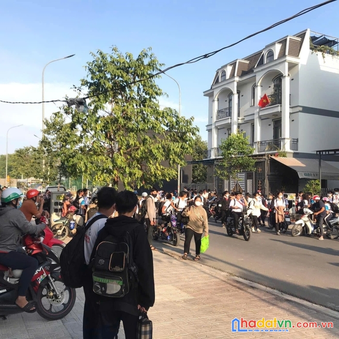 Bán đất đối diện cổng trường cấp 1 cấp 2 phú chánh tp tân uyên bình dương.mặt tiền đường nhựa 16m diện tích 90m2.