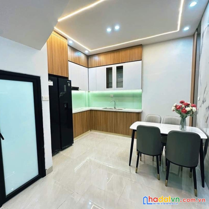 Nhà liền kề 60mx3t, cổng sân riêng, oto đỗ, 3,5km penika tố hữu