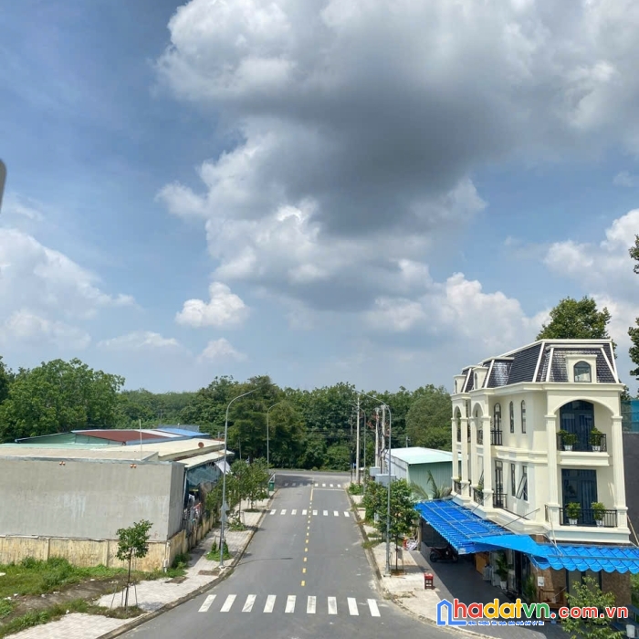 Cần bán đất ở gần chợ phú chánh, đối diện trường học cấp 1 và 2.