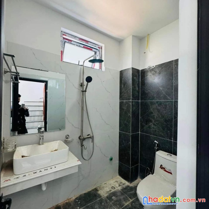 Giá rẻ nhất đại thành 2.35ty, 40m2x3t, 400m, trường, chợ, ub, 3.5km fenika