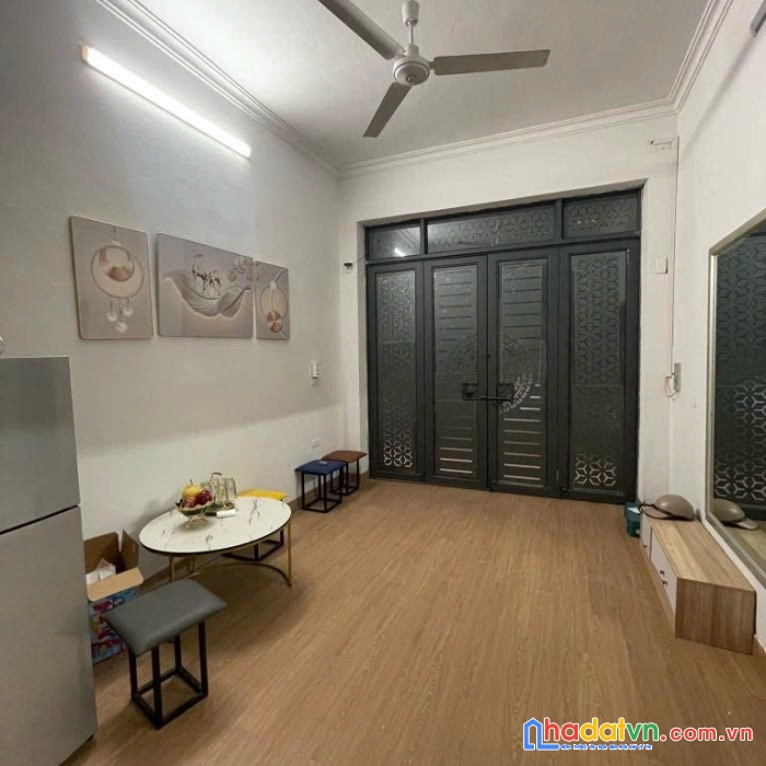 Hiếm- tây hồ- phố nghi tàm- 4 tầng 3pn rộng- 26m sổ đỏ vuông- 3.3 tỷ
