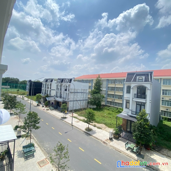 Đất đối diện cổng trường cấp 1 cấp 2 phú chánh tp tân uyên bình dương.diện tích(90m2 full thổ cư)