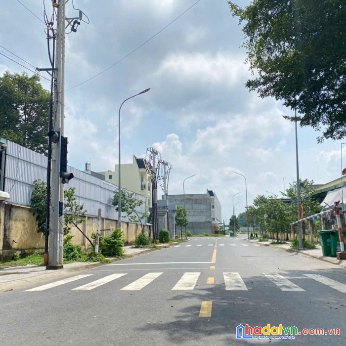 Đất đối diện cổng trường cấp 1 cấp 2 phú chánh tp tân uyên bình dương.diện tích(90m2 full thổ cư)