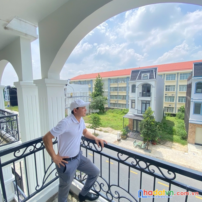 Đất đối diện cổng trường cấp 1 cấp 2 phú chánh tp tân uyên bình dương.diện tích(90m2 full thổ cư)
