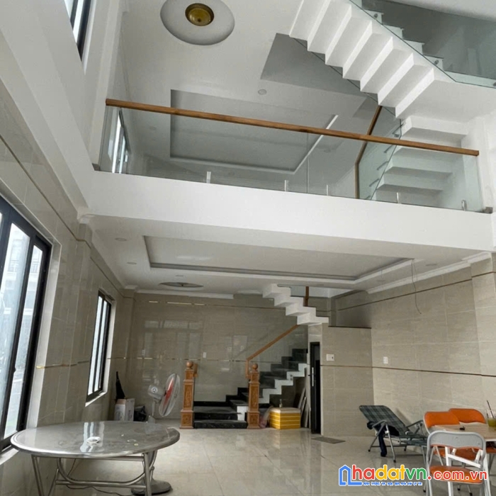 Căn góc 2 mặt tiền đường ngay cổng chính khu dân cư thành đô, nhà hoàn thiện, sổ hồng hoàn công
