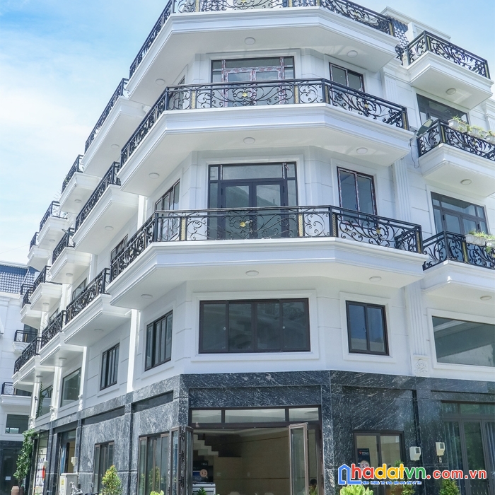 Căn góc 2 mặt tiền đường ngay cổng chính khu dân cư thành đô, nhà hoàn thiện, sổ hồng hoàn công

