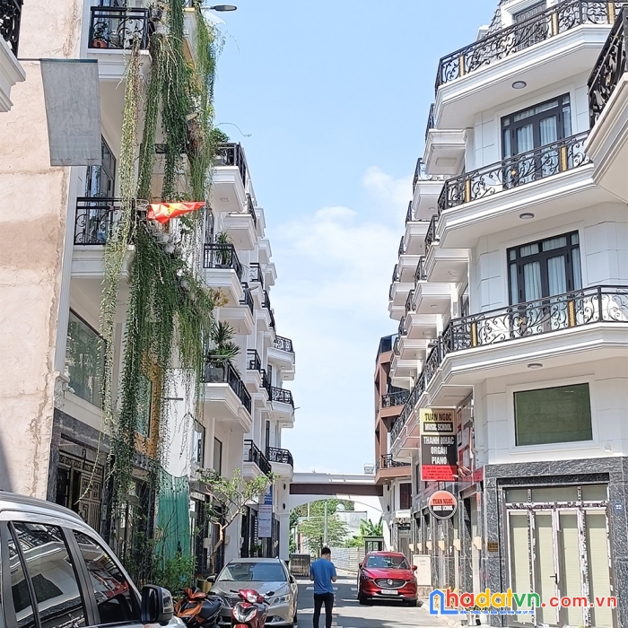 Căn góc 2 mặt tiền đường ngay cổng chính khu dân cư thành đô, nhà hoàn thiện, sổ hồng hoàn công
