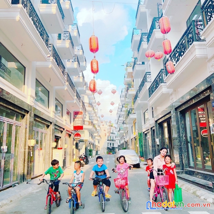 Căn góc 2 mặt tiền đường ngay cổng chính khu dân cư thành đô, nhà hoàn thiện, sổ hồng hoàn công
