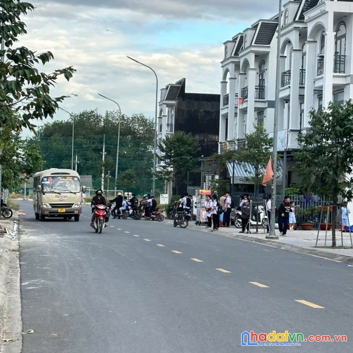 Cần bán lô đất sát đường huỳnh văn lũy đối diện trường học cấp 1 và 2  phú chánh 
