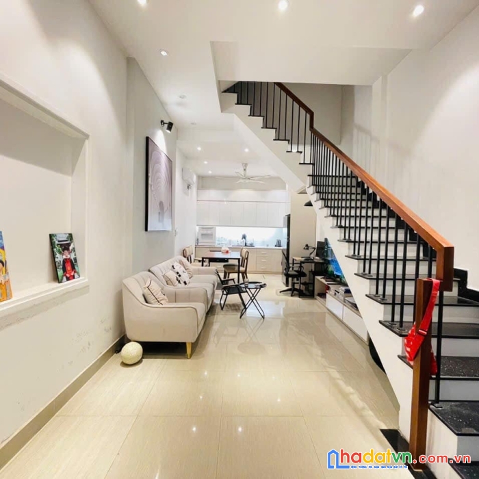 Bán nhà ngõ quỳnh, hai bà trưng 32m, 5 tầng. giá: 6.88 tỷ