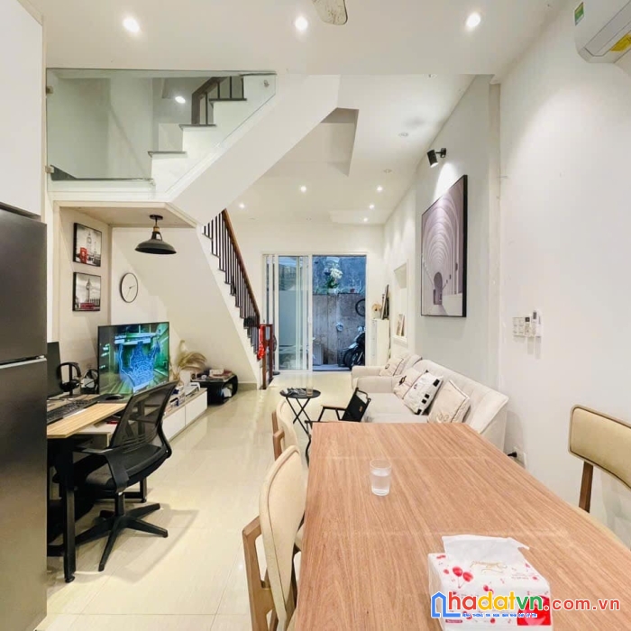 Bán nhà ngõ quỳnh, hai bà trưng 32m, 5 tầng. giá: 6.88 tỷ