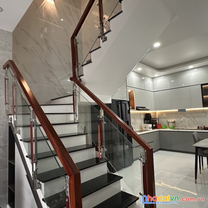 Nhà mới ở ngay ngay trung tâm quận 10