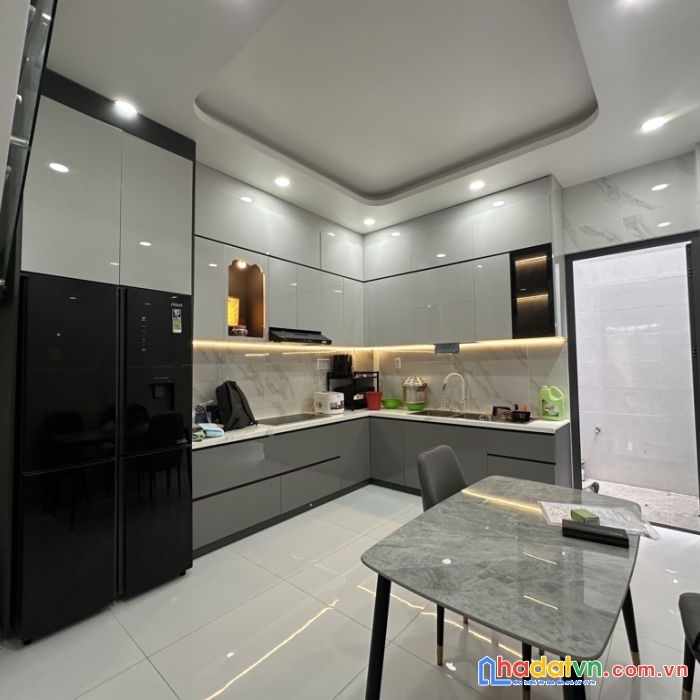 Nhà mới ở ngay ngay trung tâm quận 10