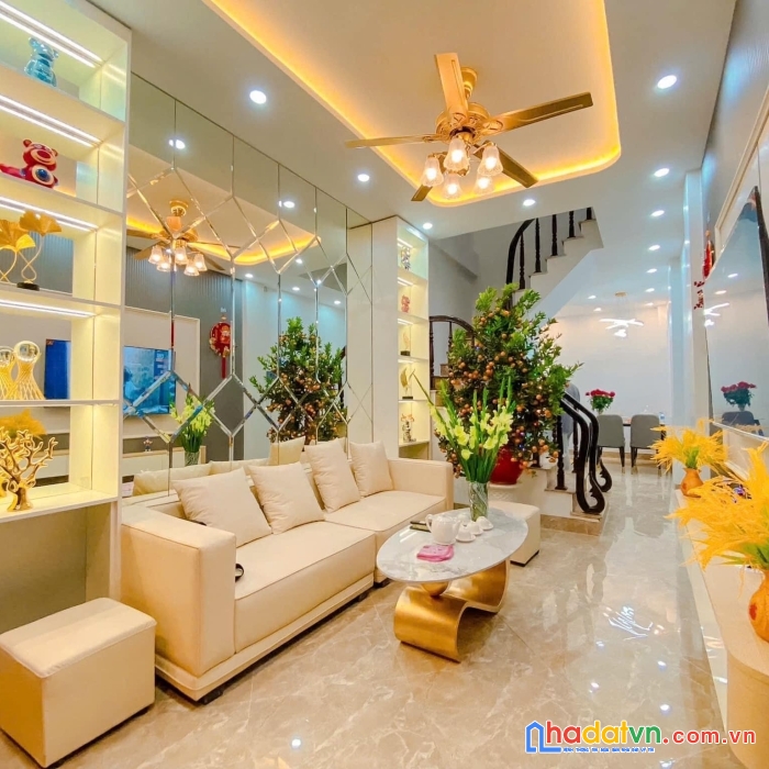 Bán nhà phố 8/3, hai bà trưng 30m, 4 tầng. giá: 6.28 tỷ
