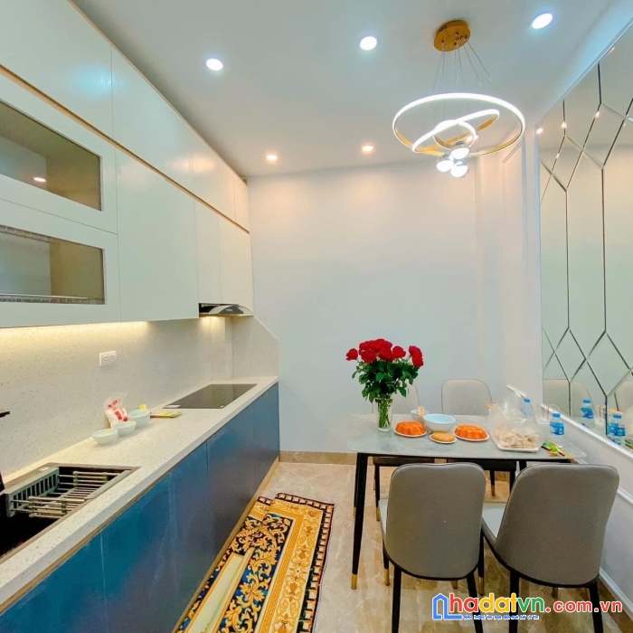 Bán nhà phố 8/3, hai bà trưng 30m, 4 tầng. giá: 6.28 tỷ
