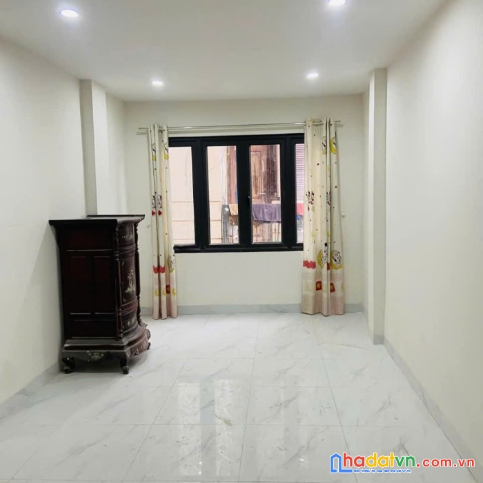 Cho thuê nhà 5 tầng mặt ngõ nguyễn xiển, thanh xuân. giá: 14tr. lh: 0937158386