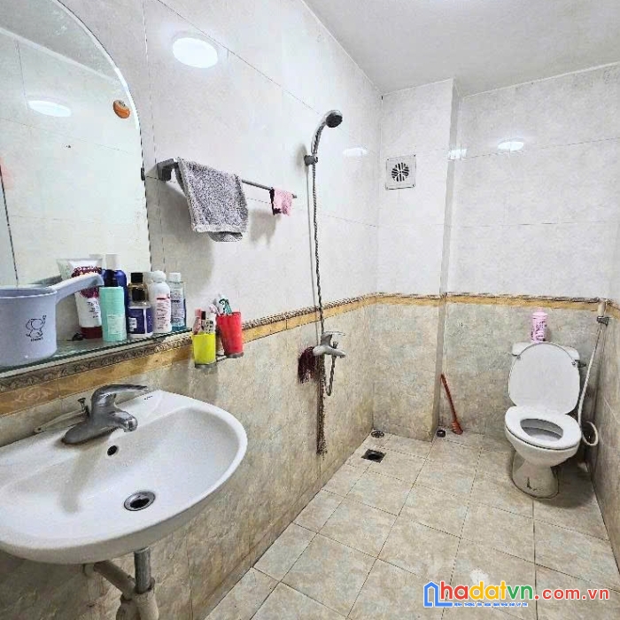 Bán nhà nguyễn văn cừ 8 tỉ ô tô đỗ cổng 65m 7 ngủ gần hoàn kiếm.
