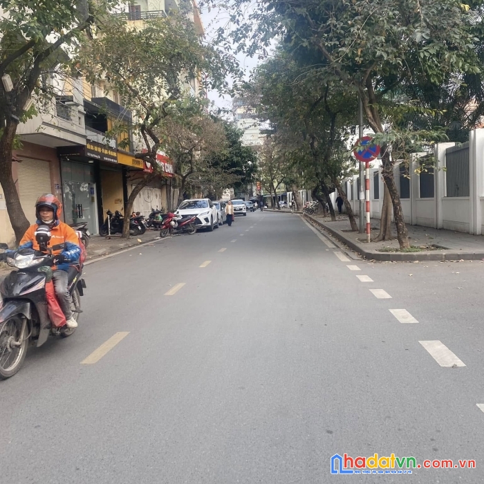 Bán nhà hoàng cầu - phân lô - 82m2 5 tầng - 17,5 tỷ - 1 bước ra 3 ô tô tránh - sát uỷ ban quận đống đa