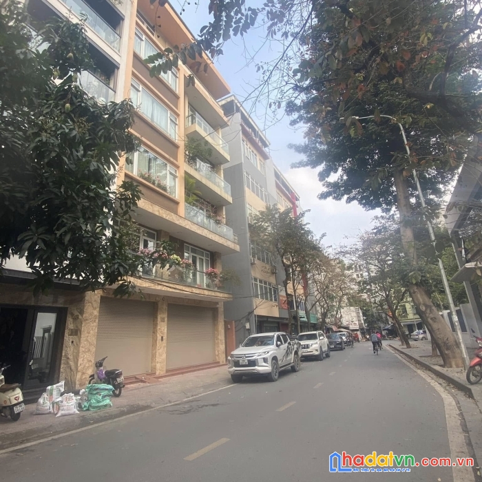 Bán nhà hoàng cầu - phân lô - 82m2 5 tầng - 17,5 tỷ - 1 bước ra 3 ô tô tránh - sát uỷ ban quận đống đa