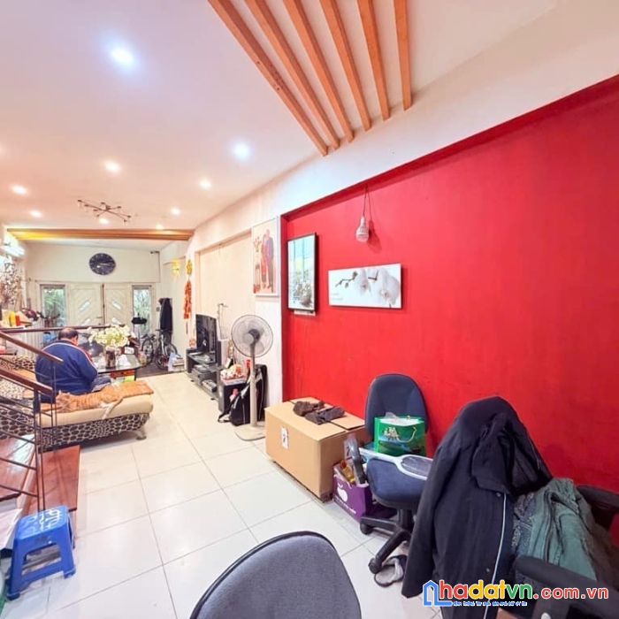 Bán nhà hoàng cầu - phân lô - 82m2 5 tầng - 17,5 tỷ - 1 bước ra 3 ô tô tránh - sát uỷ ban quận đống đa