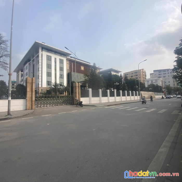 Bán nhà hoàng cầu - phân lô - 82m2 5 tầng - 17,5 tỷ - 1 bước ra 3 ô tô tránh - sát uỷ ban quận đống đa