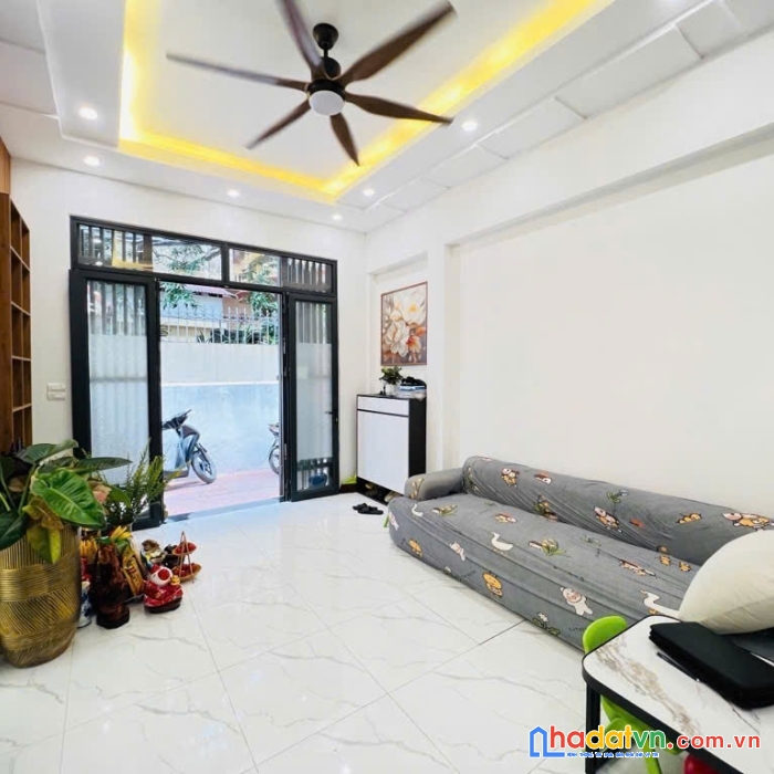 Bán nhà ngõ 144 quan nhân 41m2, lô góc 3 mặt thoáng, tặng full nội thất, gần ô tô.