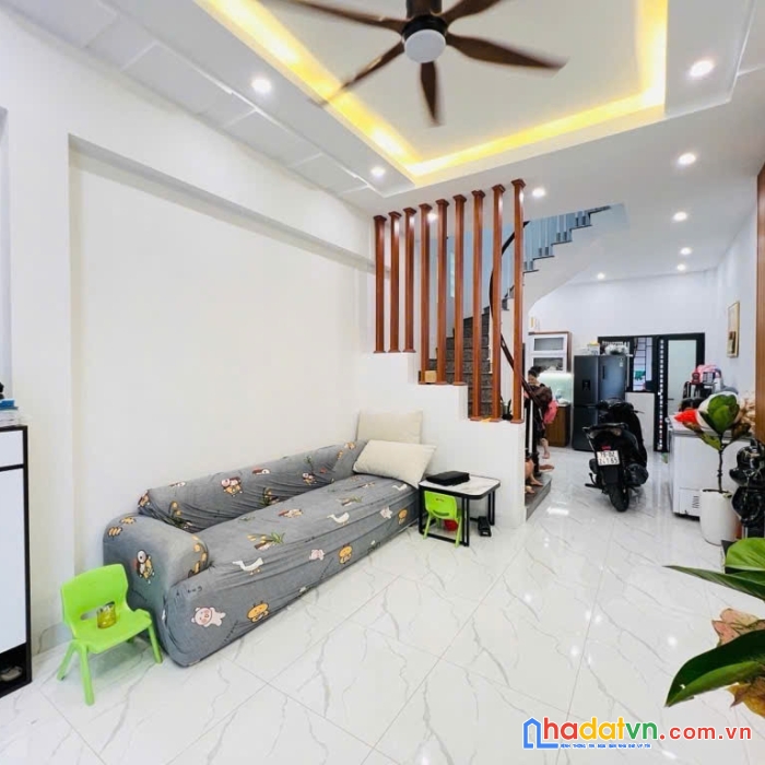 Bán nhà ngõ 144 quan nhân 41m2, lô góc 3 mặt thoáng, tặng full nội thất, gần ô tô.