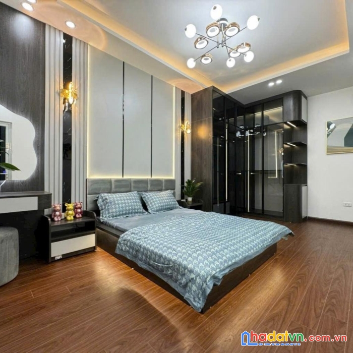Tây hồ- 10m mặt phố-5 tầng ô tô dỗ cửa- kinh doanh- mặt tiền 5m- 8.6 tỷ  