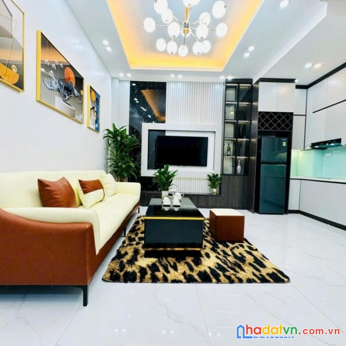 Tây hồ- 10m mặt phố-5 tầng ô tô dỗ cửa- kinh doanh- mặt tiền 5m- 8.6 tỷ  