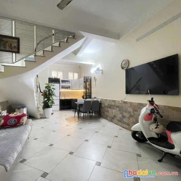 Tây hồ- nhà đẹp 3 tầng-2 mặt thoáng- ngõ rộng 15m ra ô tô tránh- mặt tiền 4.5m- 9 tỷ